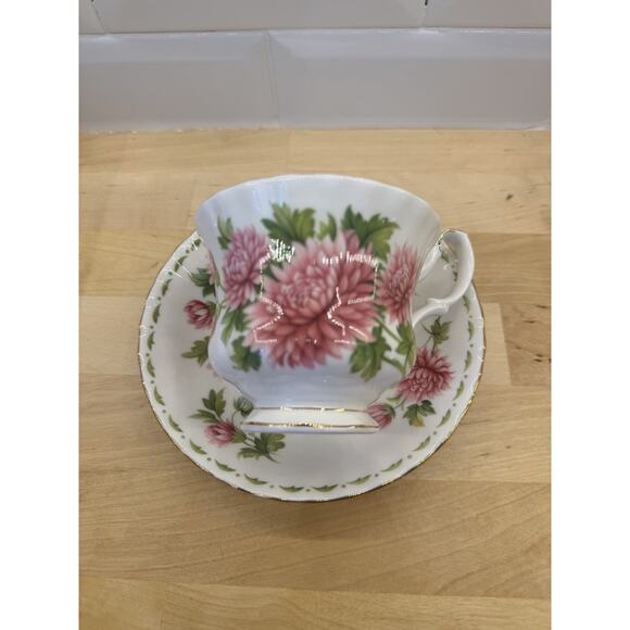 Vintage Royal Albert China Tea Cup & Saucer Flower Of The Month-Chrysanthemum - Picture 5 of 5